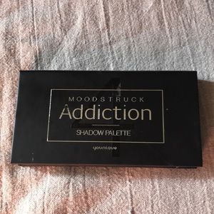 Younique moonstruck addiction palette